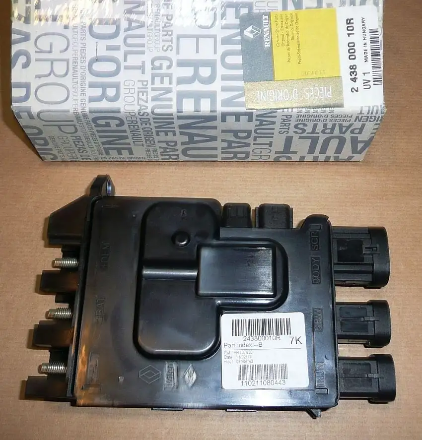 Original Coffre à fusibles Boîtier relais Renault Megane Scenic III 1.4 TCe 08 , 243800010R